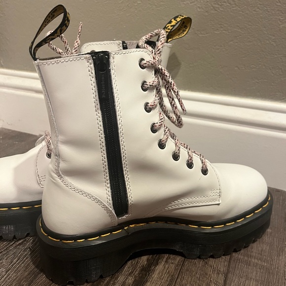 W9 Jadon Platform Dr. Martens - Picture 3 of 6